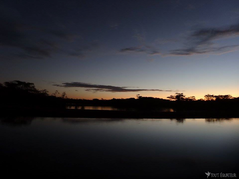 coucher-de-soleil-lagune-cuyabeno-tout-equateur